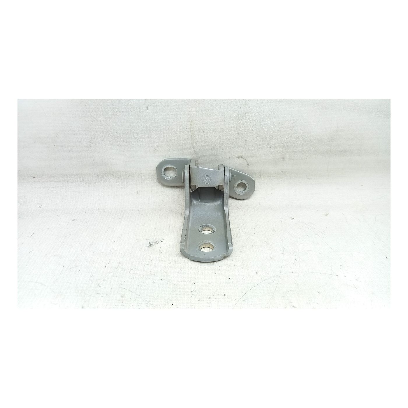 Charnière supérieure de la porte avant droite Charnière supérieure de la porte avant droite